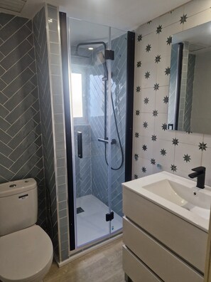 Dusche, Haartrockner, Handtücher, Seife