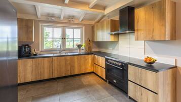 Kühlschrank, Mikrowelle, Herdplatte, Geschirrspüler