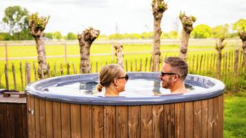 Bañera de hidromasaje al aire libre