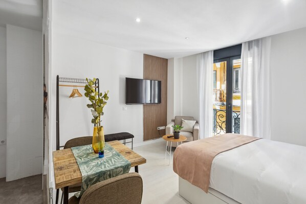 Studio (First floor) | 客室ごとに異なる装飾、客室ごとに異なるインテリア、デスク、ノートパソコン用作業スペース