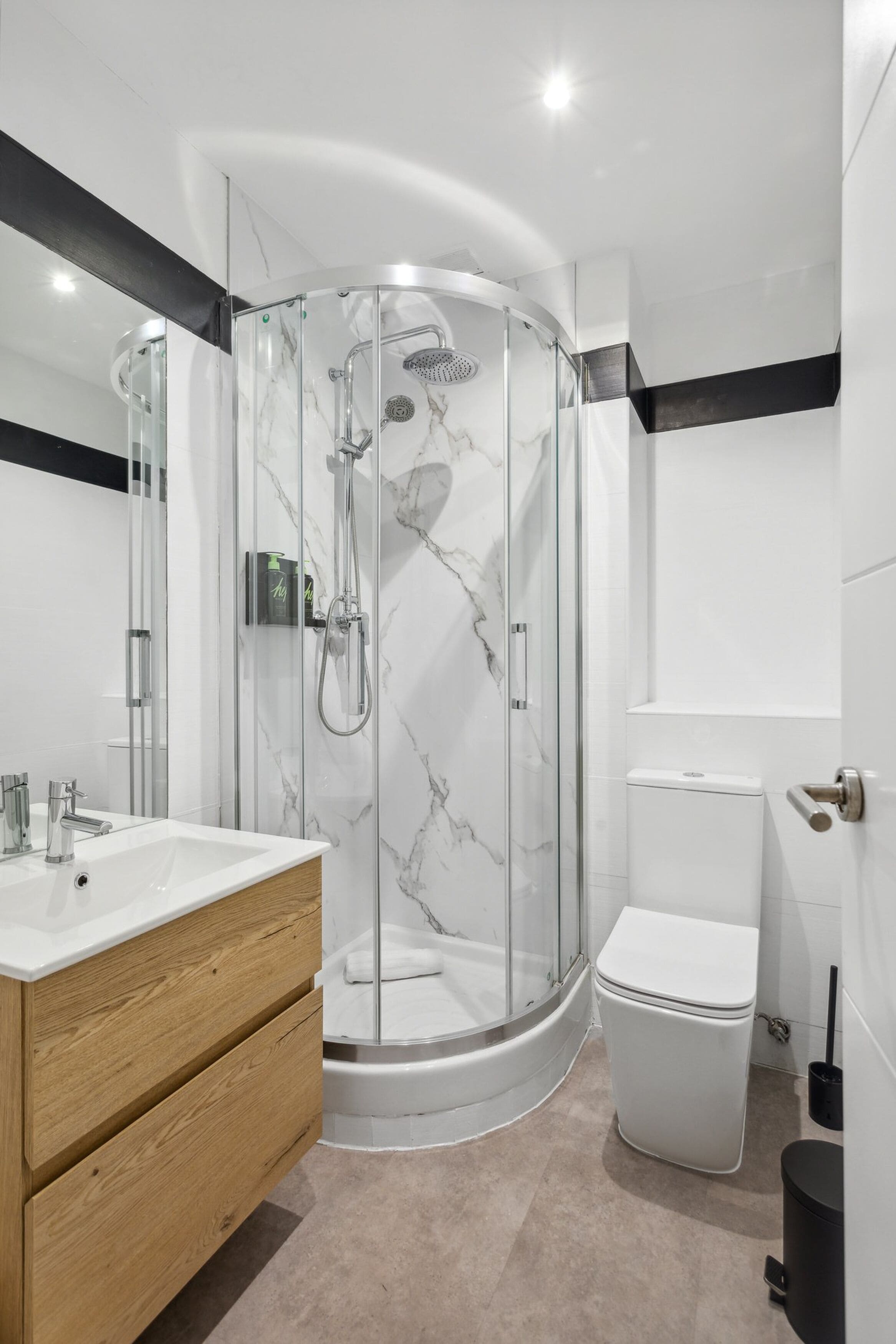 One-Bedroom Apartment | バスルーム | 環境にやさしいバスアメニティ、ヘアドライヤー、タオル、石鹸