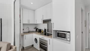 Estudio | Cocina privada | Frigorífico, microondas, horno y placa de cocina