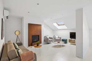 One-Bedroom Comfort Apartment | リビング エリア | 50 インチの薄型テレビ (ケーブル放送視聴可)