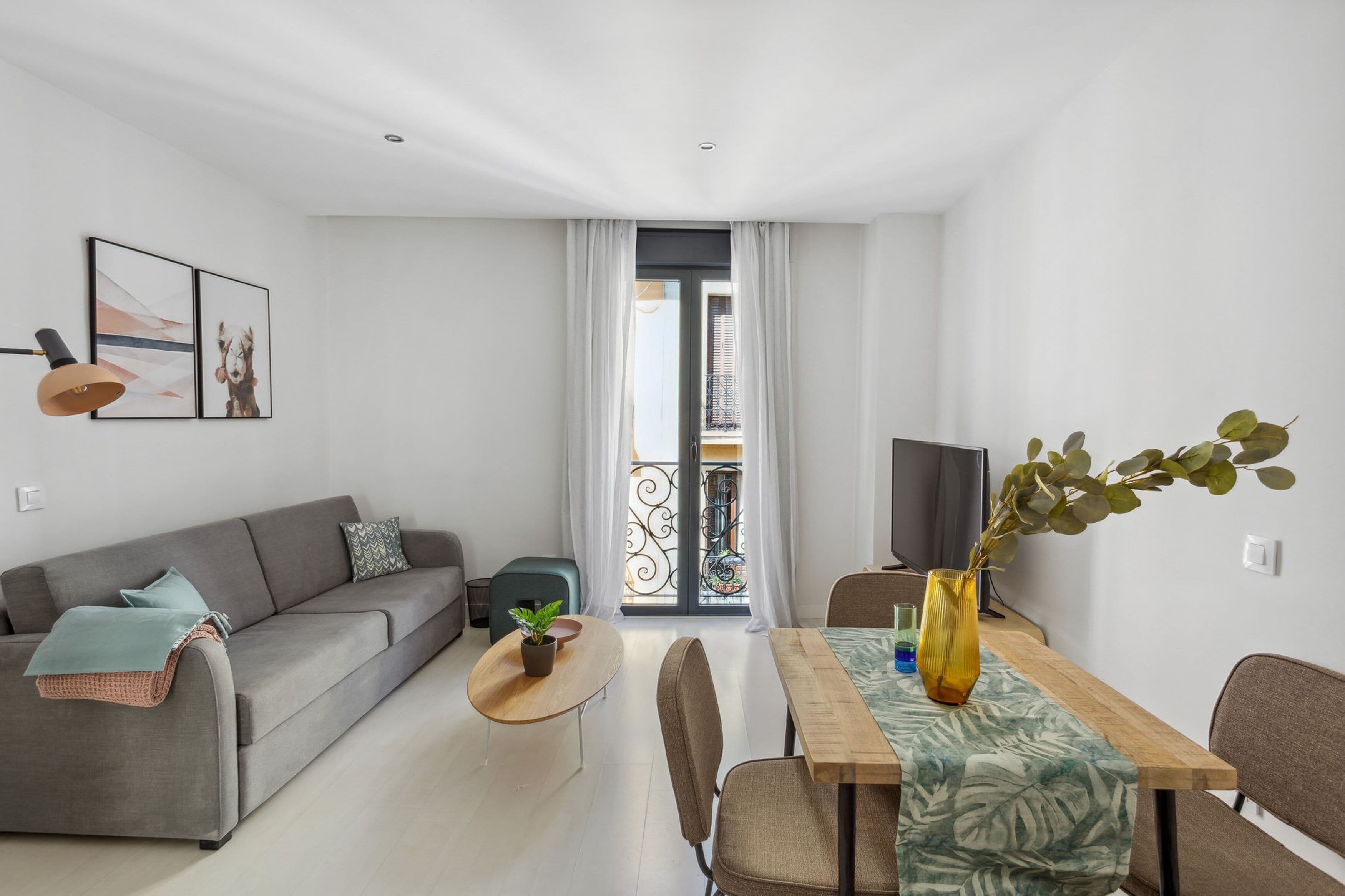 One-Bedroom Apartment | Área de sala de estar | Televisión de pantalla plana de 50 pulgadas con canales por cable 