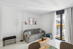 One-Bedroom Apartment | Wohnbereich | 50-Zoll-Flachbildfernseher mit Kabelempfang