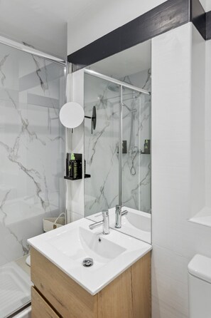 One-Bedroom Comfort Apartment | Baño | Amenidades de baño ecológicas, secadora de cabello, toallas, jabón 