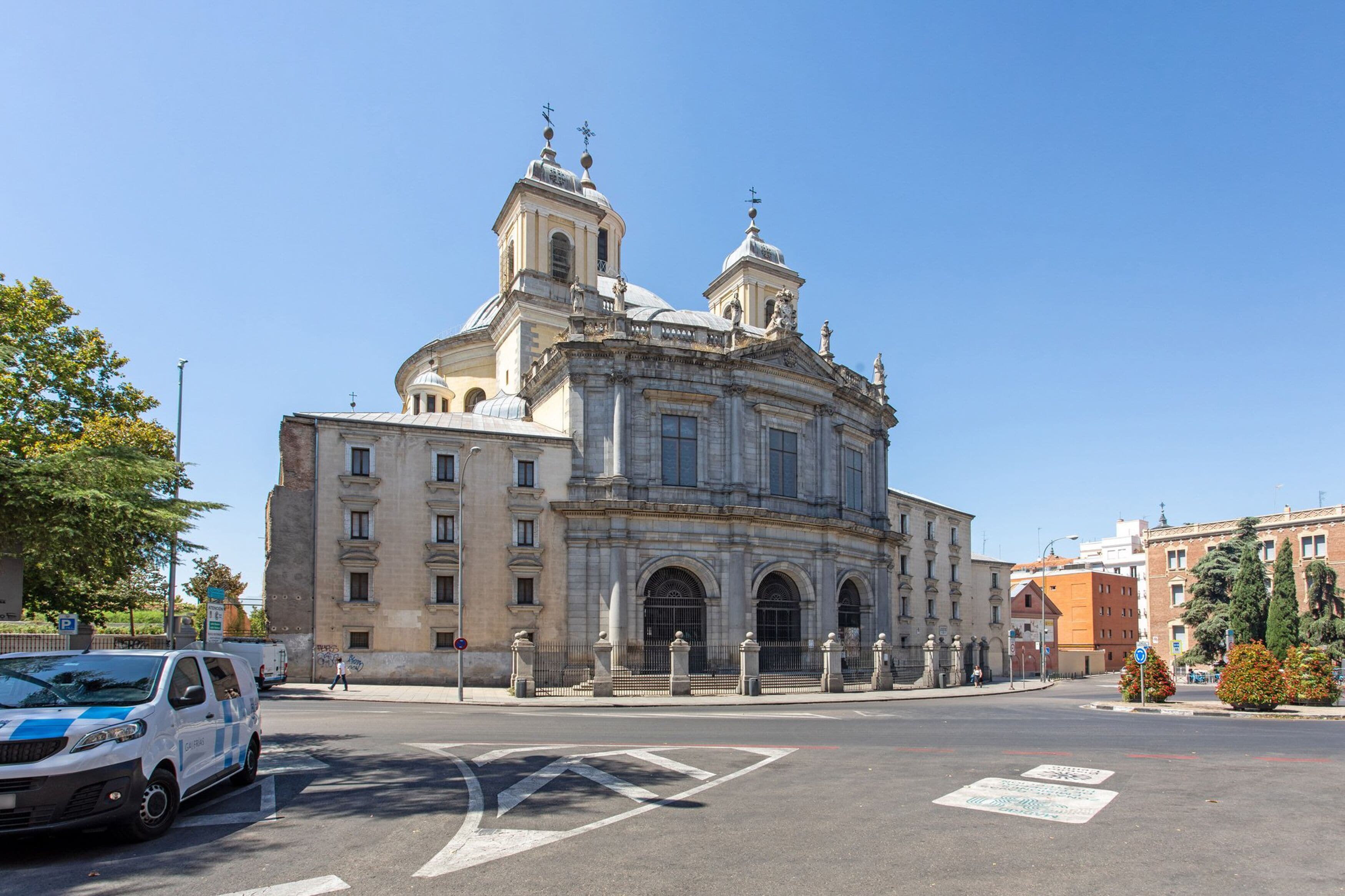 Un grand bâtiment historique à l’architecture classique, qui se distingue notamment par un dôme imposant et de nombreuses tours.