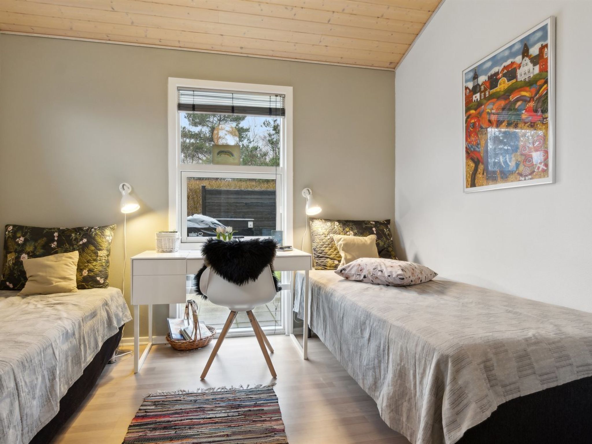 Ein Schlafzimmer mit zwei Einzelbetten, einem Schreibtisch und einem Stuhl.