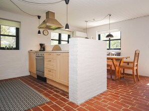 Kjøleskap, mikrobølgeovn, ovn og oppvaskmaskin