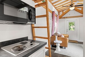 Refrigerador, microondas, parrilla de estufa y cafetera y tetera