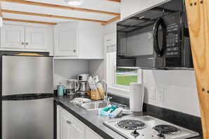 Frigorifero, microonde, piano cottura, macchina per tè/caffè