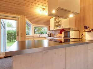 Fridge, microwave, oven, cookware/dishes/utensils - "Albertina" - 200m from the sea by Interhome (Hals)