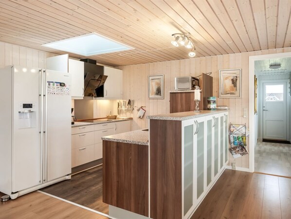 Køleskab, mikrobølgeovn, opvaskemaskine, køkkentøj/tallerkener/redskaber