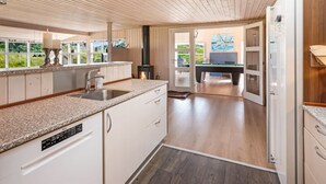 Una cucina moderna con piani in granito, lavastoviglie integrata e un'isola centrale.