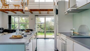 Fridge, oven, dishwasher, cookware/dishes/utensils