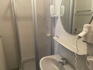 Suihku, hiustenkuivaaja