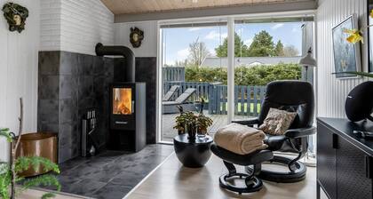 "Clarabelle" - 700m from the sea by Interhome