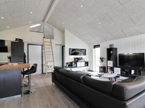 Tv, dvd-afspiller, bordfodbold