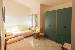 3 slaapkamers, een bureau, een strijkplank/strijkijzer, reisbedje
