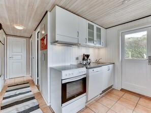 Køleskab, mikrobølgeovn, opvaskemaskine, køkkentøj/tallerkener/redskaber