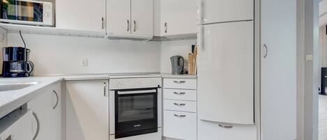 Kühlschrank, Mikrowelle, Geschirrspüler, Kochgeschirr/Geschirr/Besteck