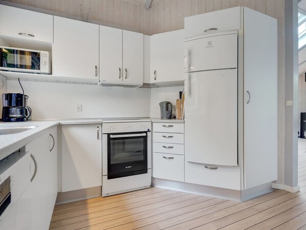 Fridge, microwave, dishwasher, cookware/dishes/utensils