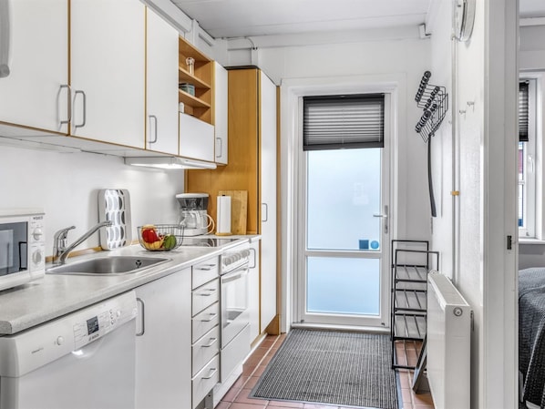 Kühlschrank, Mikrowelle, Ofen, Geschirrspüler