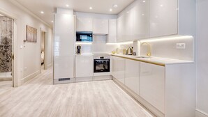 Marble Arch Suite 3 | Eget kjøkken | Kjøleskap, mikrobølgeovn, ovn og kokeplater