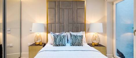 2 habitaciones, escritorio y espacio para trabajar con laptop