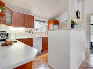 Kylskåp, mikrovågsugn, ugn och diskmaskin