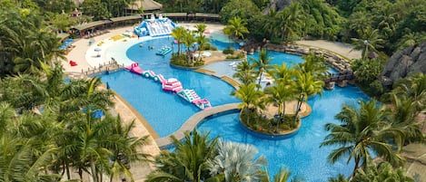 Una piscina techada, una piscina al aire libre de temporada