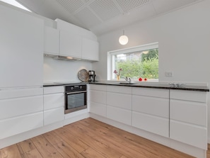 Fridge, microwave, dishwasher, cookware/dishes/utensils