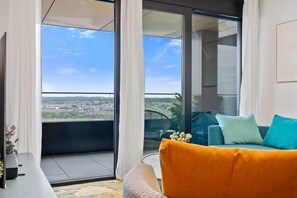 TV, offices - Stylish and Luxurious Apt with Pool & Gym (Luxembourg)