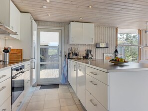 Køleskab, mikrobølgeovn, opvaskemaskine, køkkentøj/tallerkener/redskaber