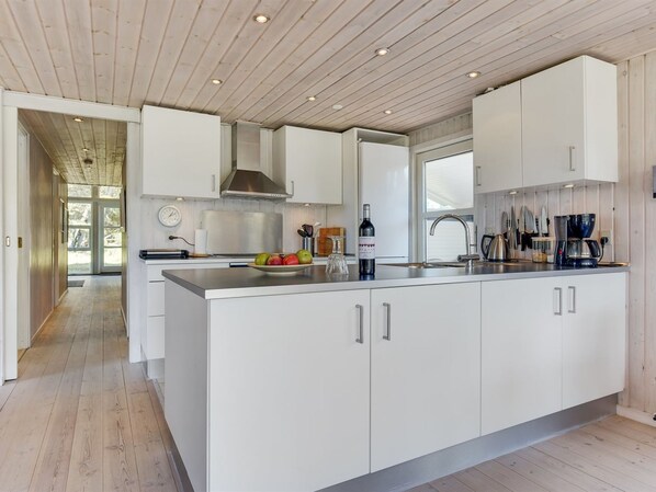 Køleskab, mikrobølgeovn, opvaskemaskine, køkkentøj/tallerkener/redskaber