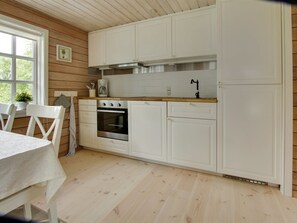 Kylskåp, diskmaskin och grytor/köksredskap