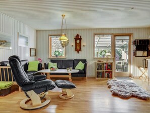 TV, fireplace, DVD player