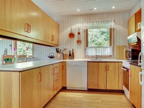 Een koelkast, een microgolfoven, een oven, een vaatwasser