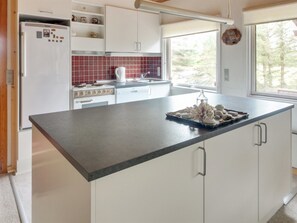 Refrigerador, horno, lavavajillas y utensilios de cocina 