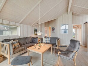 Televisión y chimenea 