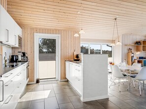 Kühlschrank, Mikrowelle, Geschirrspüler, Kochgeschirr/Geschirr/Besteck