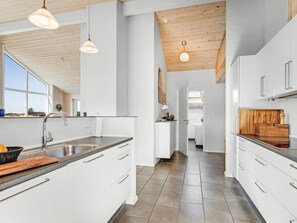 Kühlschrank, Mikrowelle, Geschirrspüler, Kochgeschirr/Geschirr/Besteck