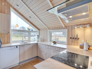 Kjøleskap, ovn, oppvaskmaskin og høy barnestol