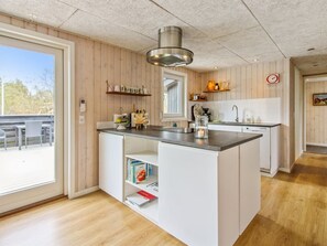 Refrigerador, horno, lavavajillas y utensilios de cocina 
