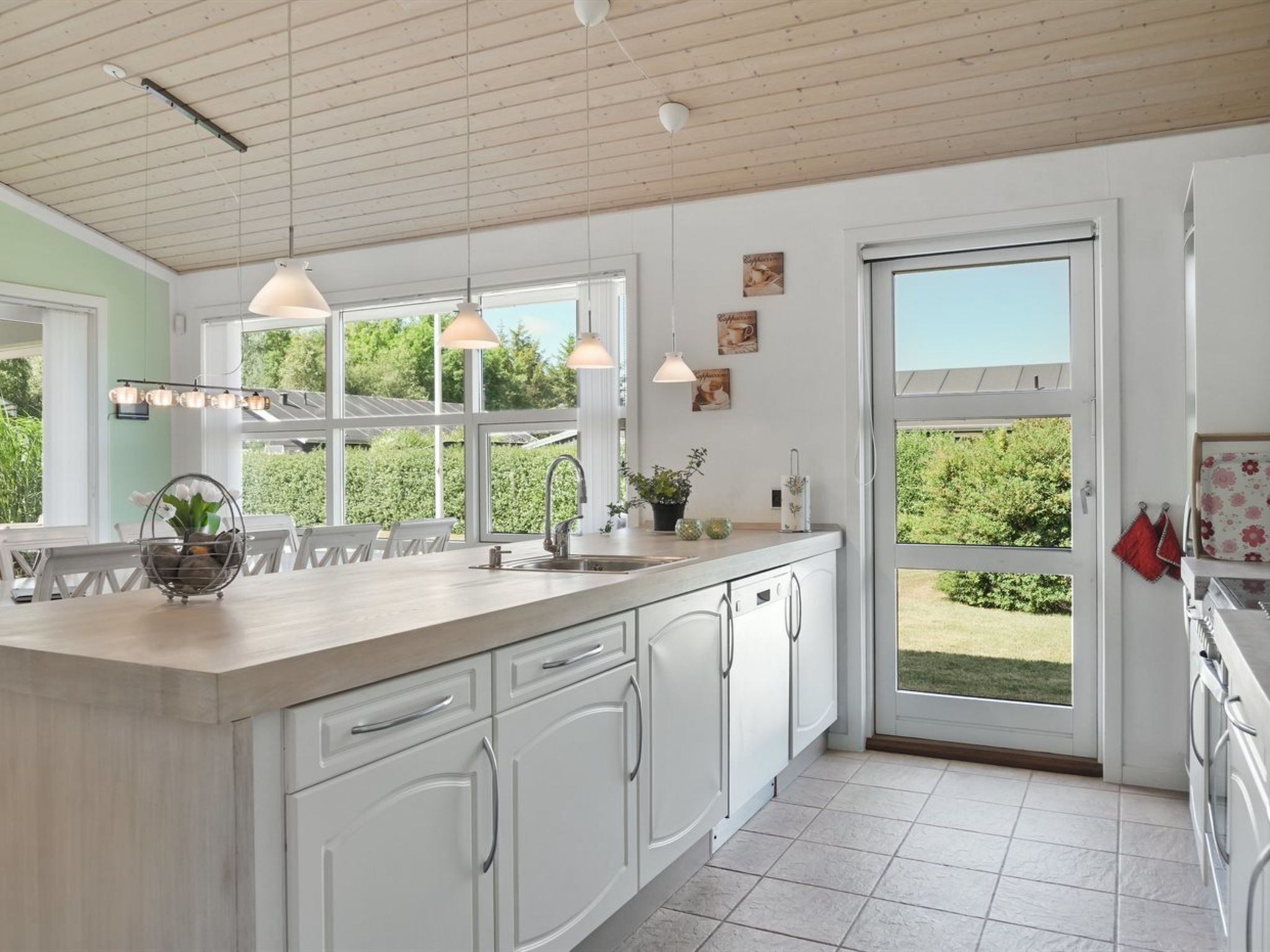 Kjøleskap, mikrobølgeovn, ovn og oppvaskmaskin