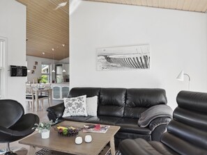 TV, fireplace, DVD player - "Bertram" - 1.9km from the sea by Interhome (Hals)