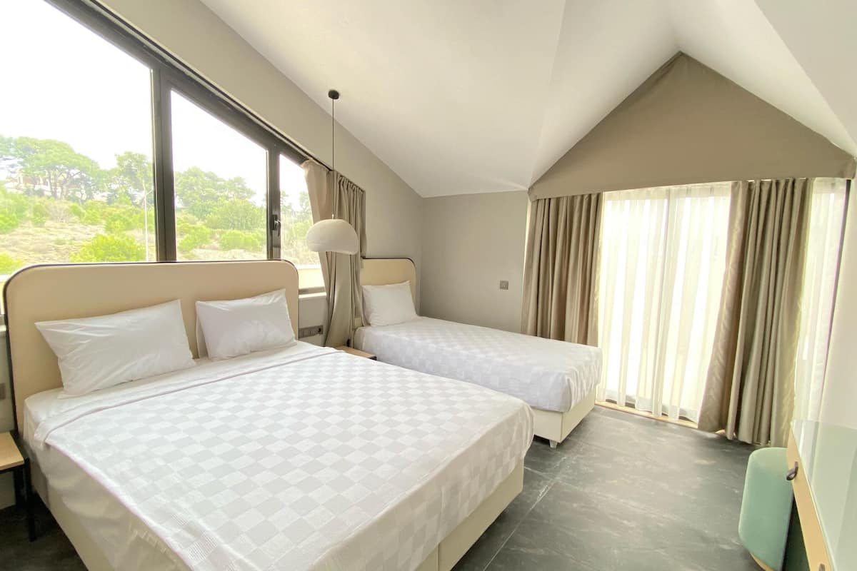 deluxe room | free wifi, bed sheets