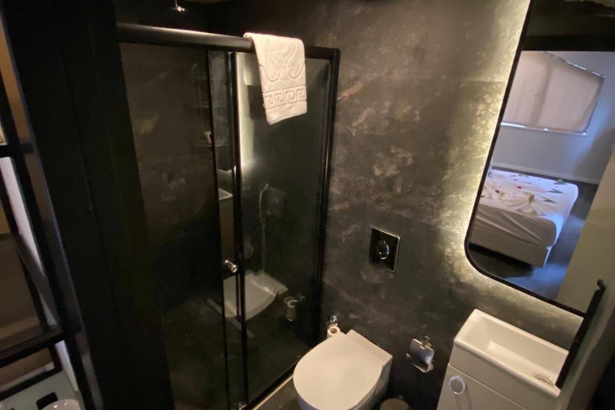 deluxe room | bathroom | shower, hair dryer, towels, soap