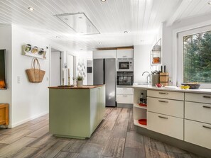 Kühlschrank, Mikrowelle, Ofen, Geschirrspüler