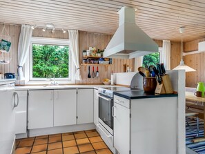 Refrigerador, lavavajillas y utensilios de cocina 